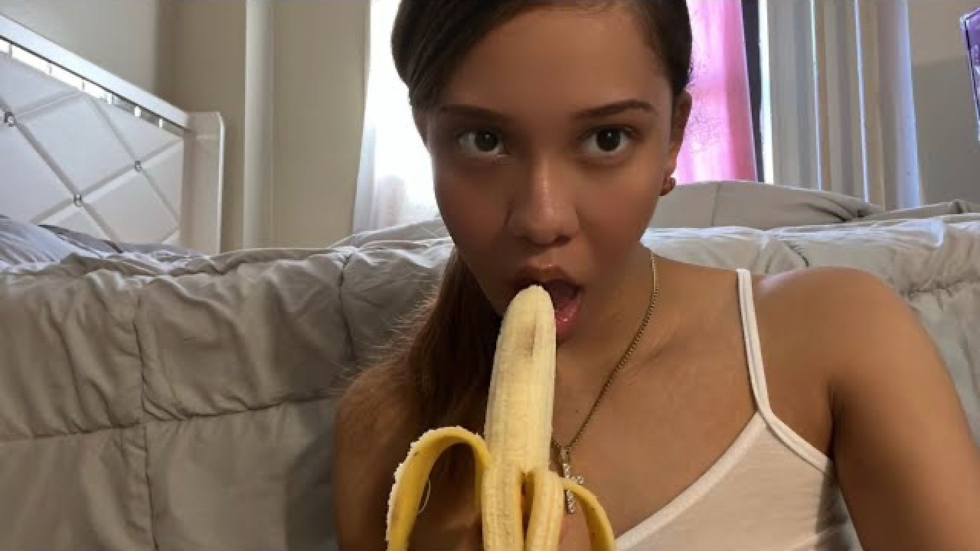 ASMR eating a banana ð (intense sounds )